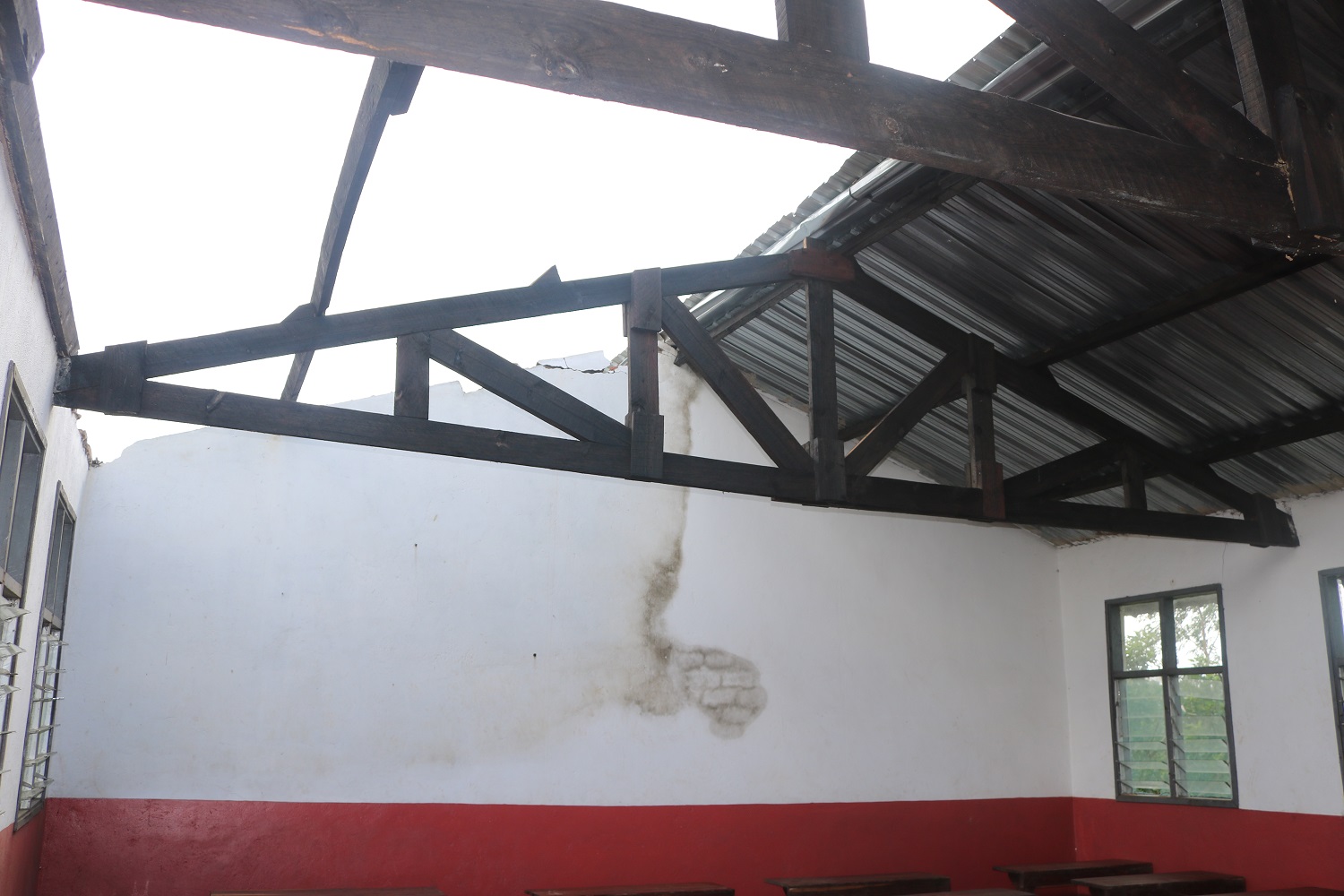 L'interno delle aule della scuola di Tambarara dopo il passaggio del ciclone Idai. 