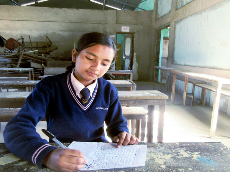 una ragazza nepalese seduta nella sua classe