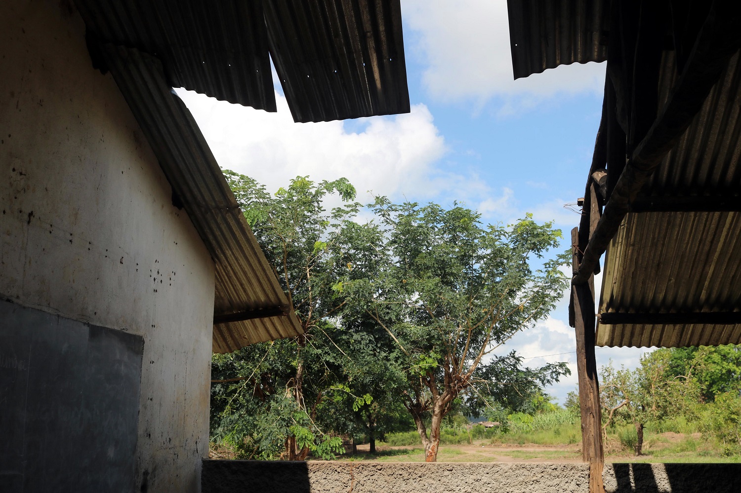 Il tetto scoperchiato di una scuola del Mozambico dopo il passaggio del ciclone Idai