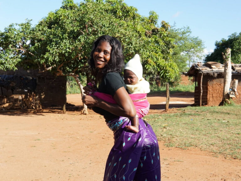 una mamma mozambicana con il suo bambino nella fascia porta bebè