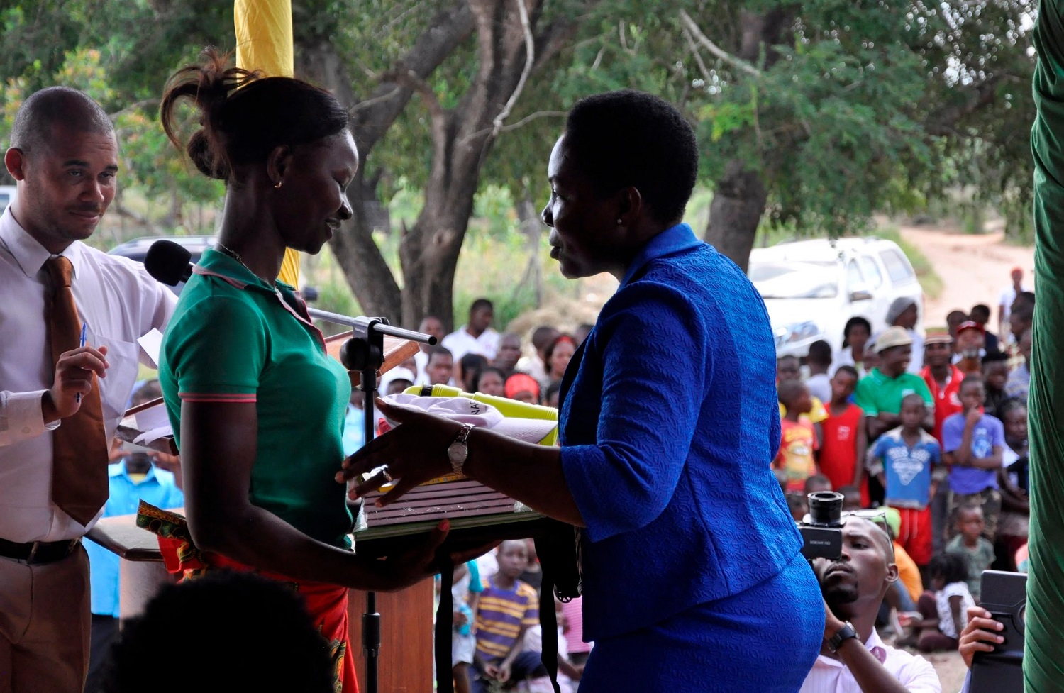 Una ragazza mozambicana riceve il diploma