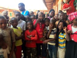 Dei bambini dei campi estivi di Bukavu posano in posa