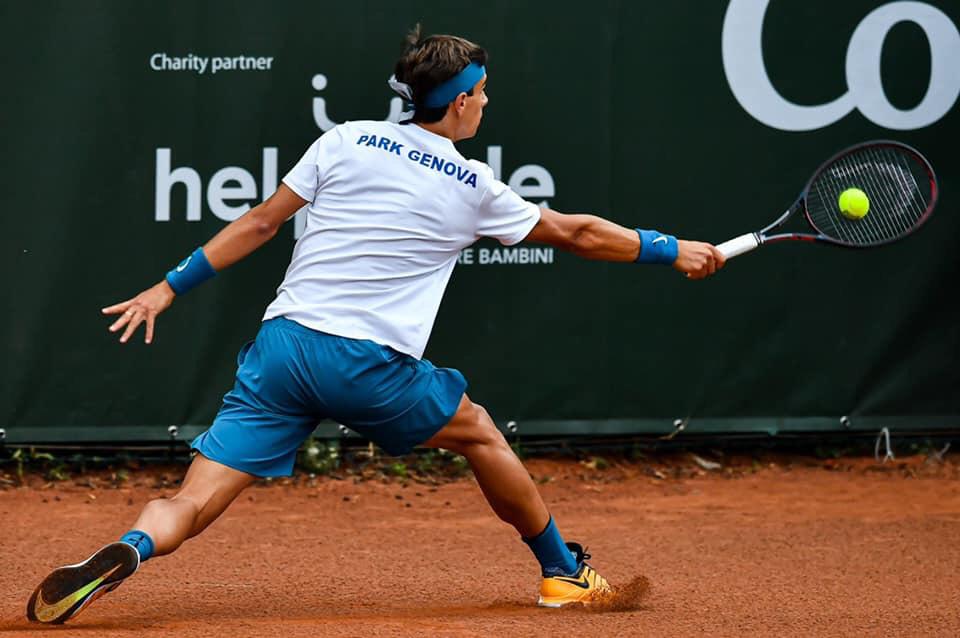 Lorenzo Musetti, enfant prodige del tennis italiano, durante la prima partita di campionato (foto di Simone Arveda).