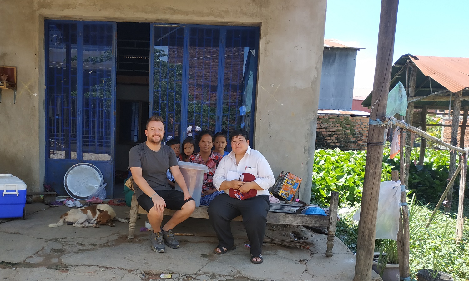 rocco con una famiglia cambogiana