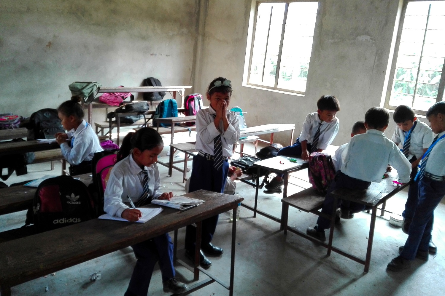 Alcuni bambini nepalesi in un'aula