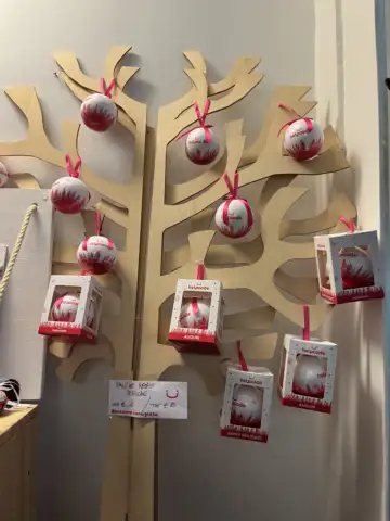 Pallina di Natale Helpcode a sostegno dei diritti dei bambini