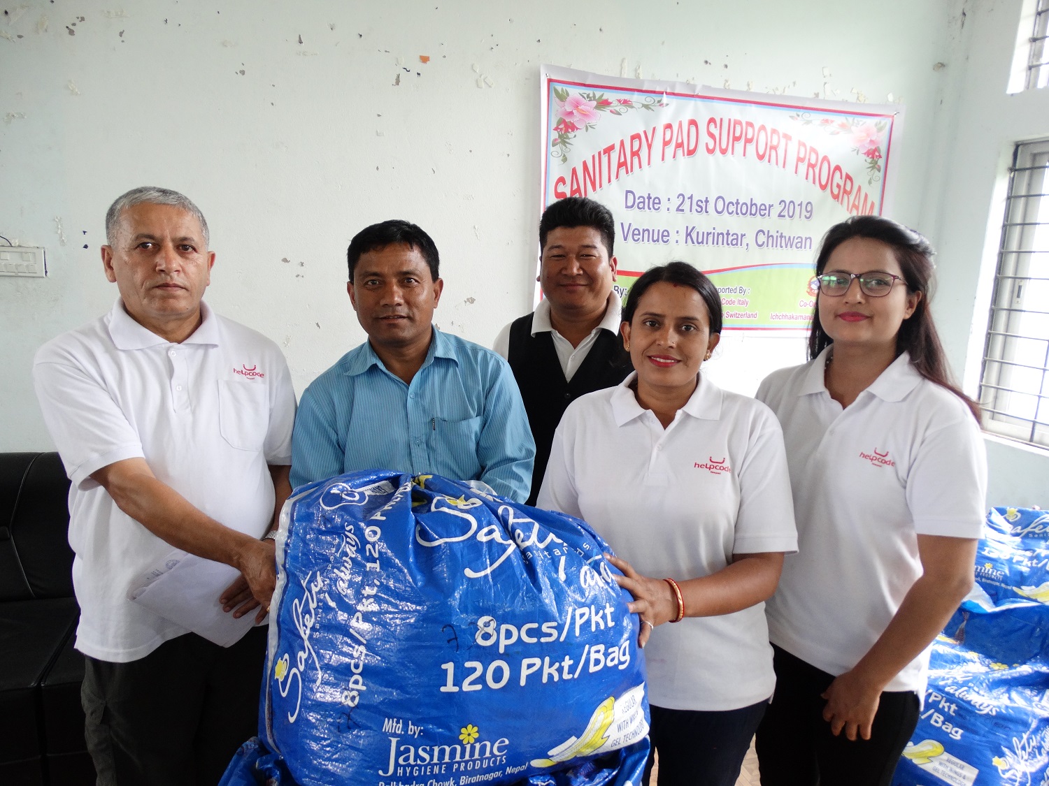 I direttori delle scuole di Chitwan ricevono i kit per l'igiene mestruale dallo staff di Helpcode Nepal