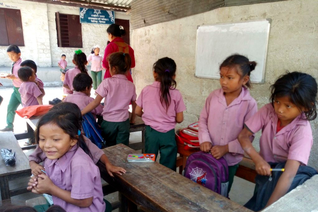 Delle ragazze nepalesi seduto a un banco scolastico