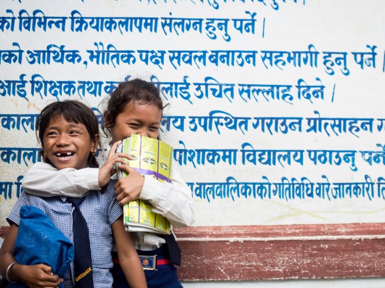 Due bambine nepalesi abbracciate