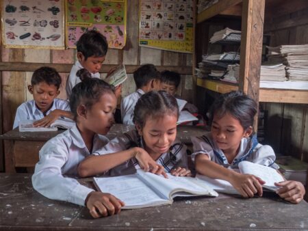 Ragazze cambogiane a scuola