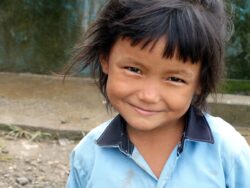 Una bambina nepalese sorride