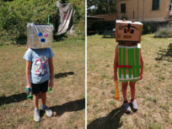 Due bambini vestiti da robot ai centri estivi