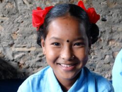 Una bambina nepalese sorride