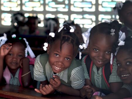 Un gruppo di bambini a scuola
