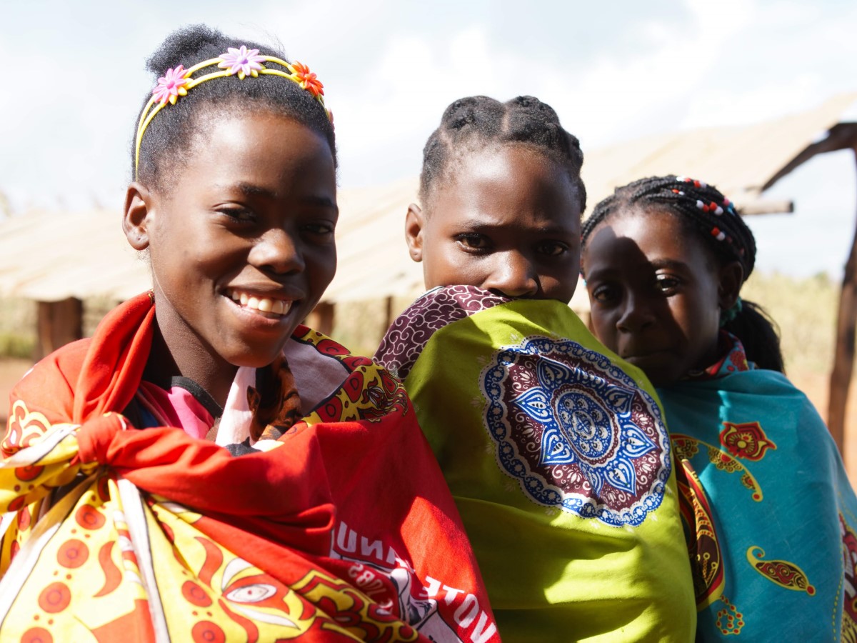 Delle donne mozambicane sorridono