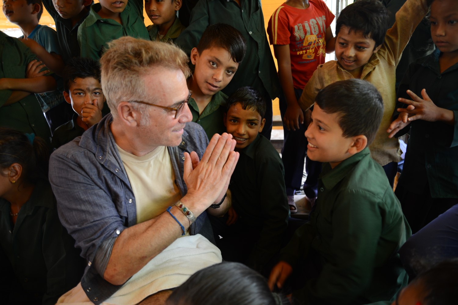 Massimo Ghini gioca con bambini nepalesi