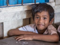 cambogia bambino in classe