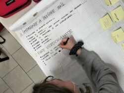 generazione-uno-punto-cinque-ragazza-scrive-scaletta-lezioni