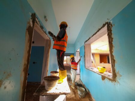 Degli operai al lavoro mentre ristrutturano un ospedale in Libia