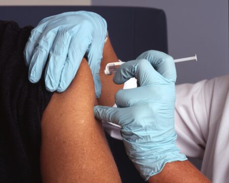 Una persona viene vaccinata