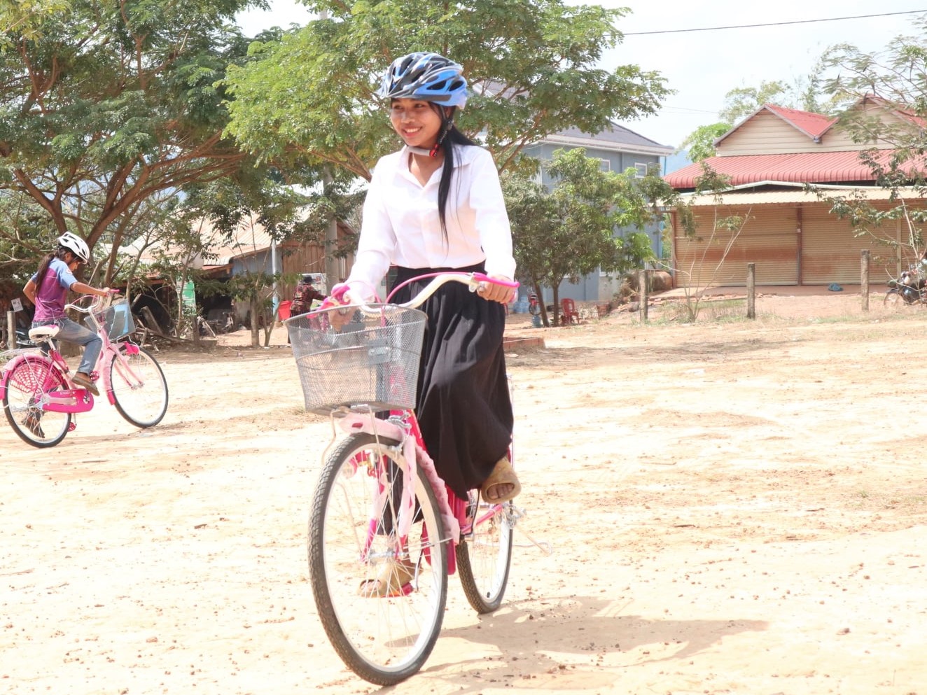 cambogia ragazza bici pink bicycle