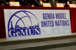 Un cartello con il logo del GeMUN
