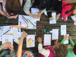 Bambini_disegnano_all_aperto