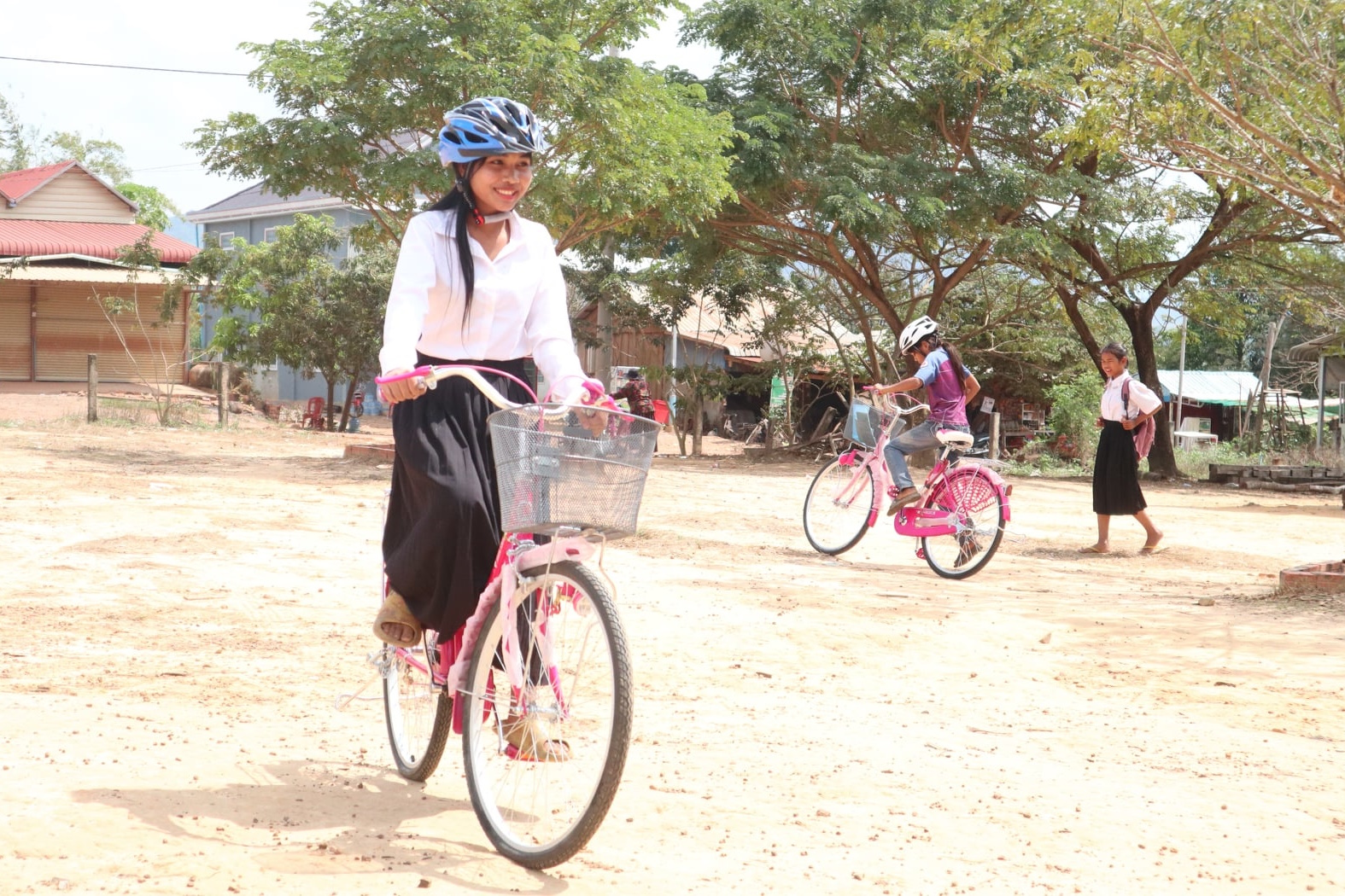 ragazza_felice_prime_pedalate_pink_bike
