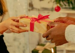 Due persone che si scambiano un regalo di Natale