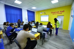 Ragazzi e ragazze ucraine all'inaugurazione dell'hub educativo a Samar